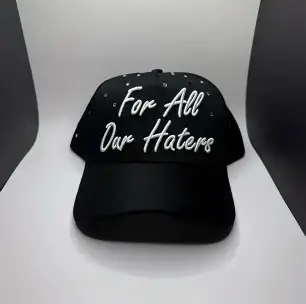 Gorra negra con frase 'For All Our Haters' bordada en blanco.