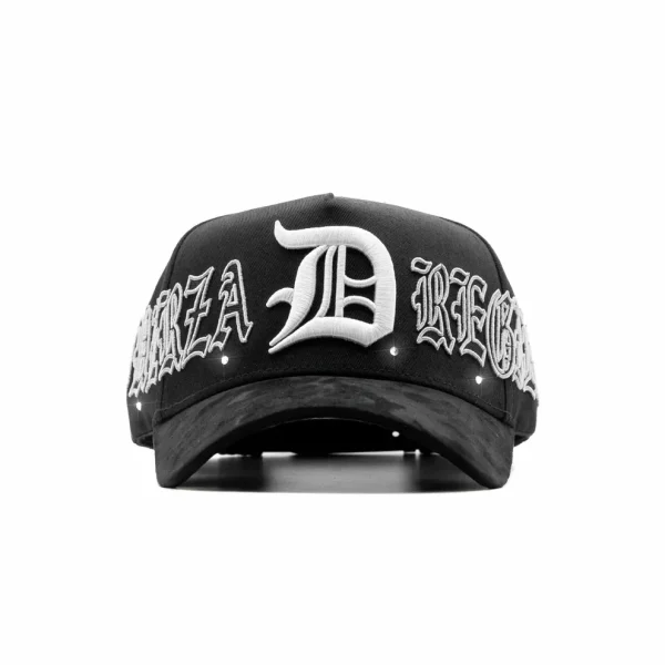 Gorra negra con letra D gótica y 'Garza' 'Regio' en blanco.