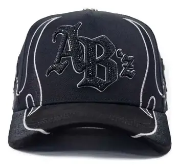 Gorra negra con logo AB bordado en pedrería gótica.