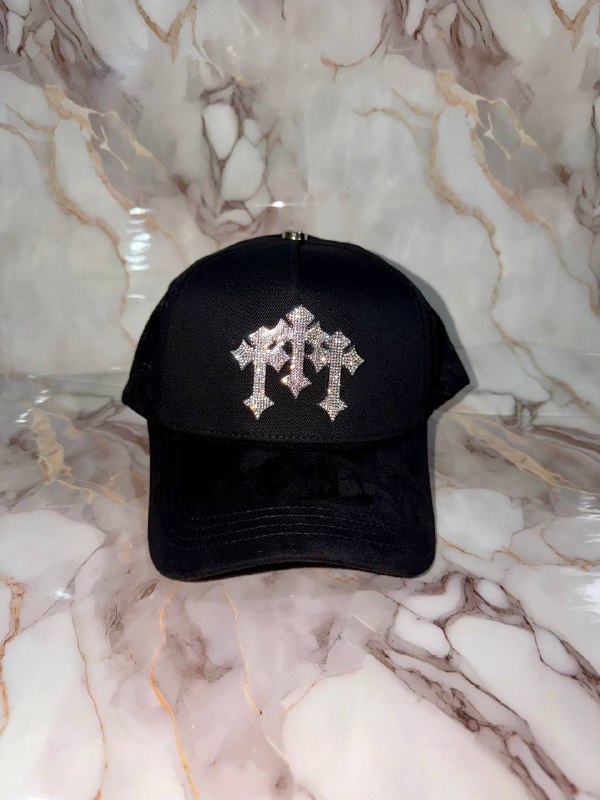 Gorra negra con tres cruces en pedrería plateada.