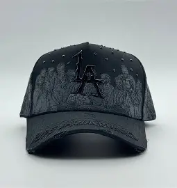 Gorra negra con relieves texturizados y letras LA.