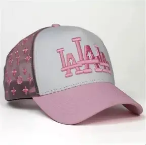 Gorra trucker gris y rosa con logo LA y monograma bordado.