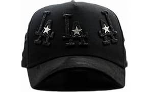 Gorra negra con tres logos LA en pedrería y estrellas plateadas.