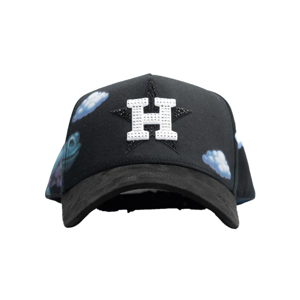 Gorra negra con logo H en pedrería, estrella negra y nubes estampadas.