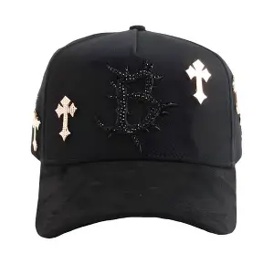 Gorra negra con cruces bordadas y logo central en pedrería.