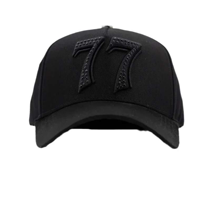 Gorra negra con número 77 bordado y pedrería negra.