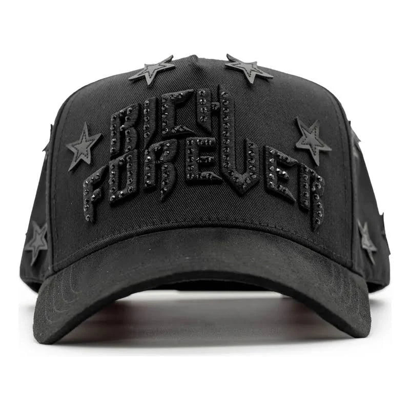 Gorra negra con texto 'Rich Forever' en pedrería negra y estrellas.