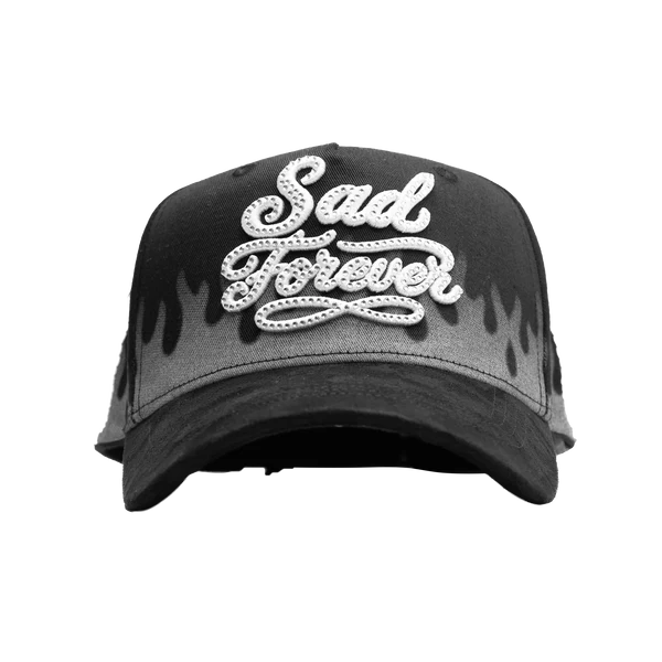 Gorra negra con texto Sad Forever en pedrería blanca y flamas.