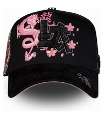 Gorra negra con dragón rosa bordado, flores y letras LA.