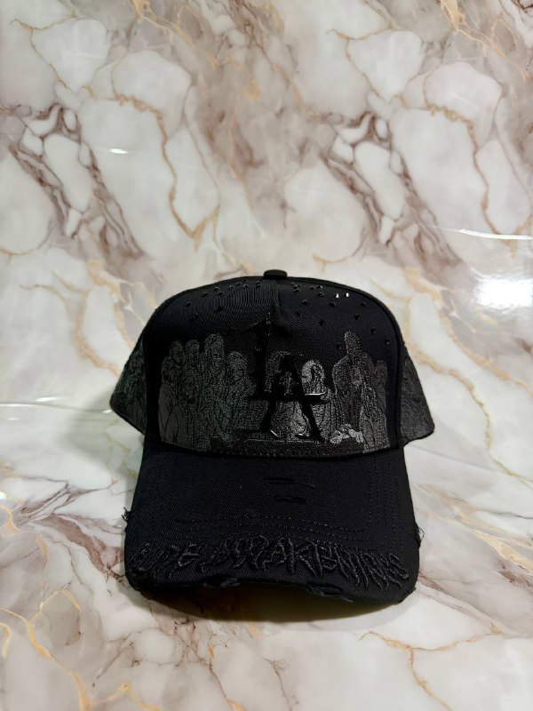 Gorra negra con bordado La Última Cena en tono negro y logo LA.