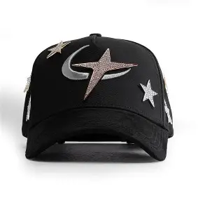 Gorra negra con detalles bordados en plata.