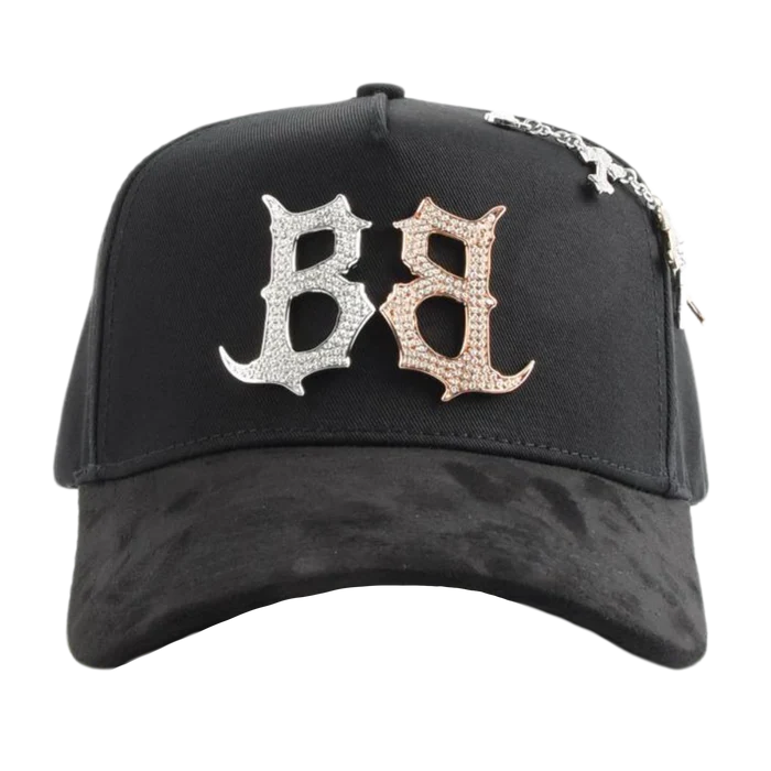 Gorra negra con doble letra B gótica en pedrería plateada y oro rosa.